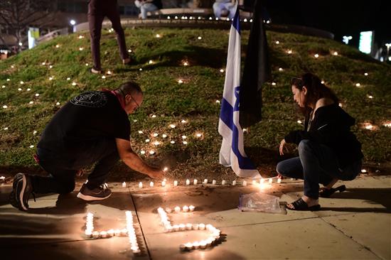 当地时间2021年5月2日，5月1日，民众在以色列特拉维夫市中心点亮蜡烛，悼念该国梅龙山踩踏事故中的45名遇难者。